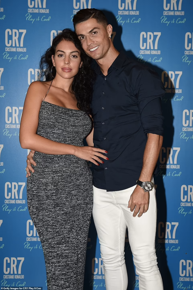Cristiano Ronaldos Girlfriend Georgina Rodriguez Flaunts Her Stunning Curves On The Venice 